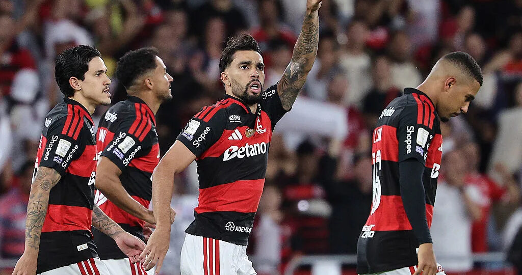 Flamengo beat Corinthians late on to retake top spot in Brasileirão