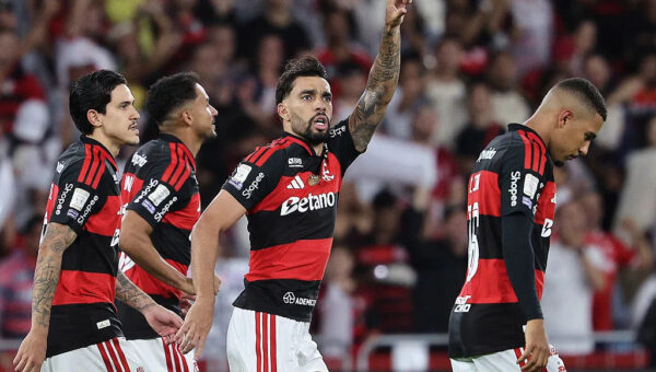 Flamengo beat Corinthians late on to retake top spot in Brasileirão