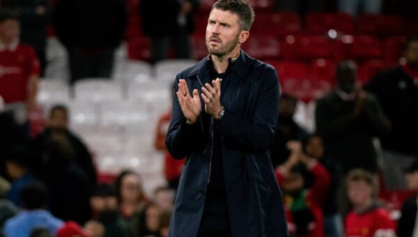 Manchester United hand Michael Carrick their complete backing