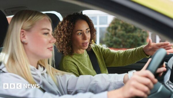 Learner drivers still waiting 20 weeks to book tests