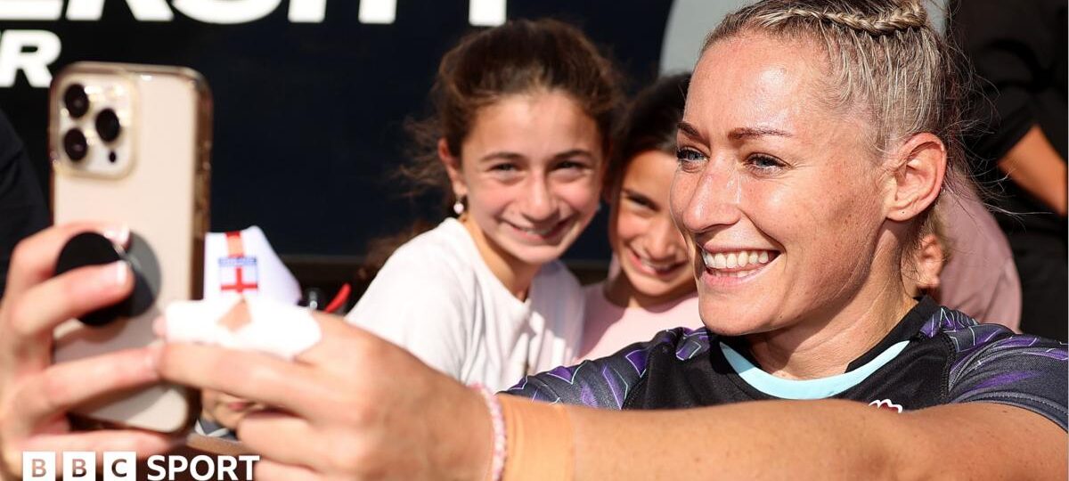 Red Roses struggle to meet fans' selfie demands - Hunt