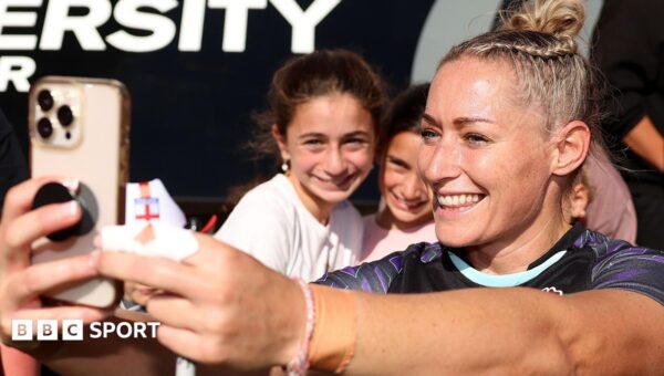 Red Roses struggle to meet fans’ selfie demands – Hunt