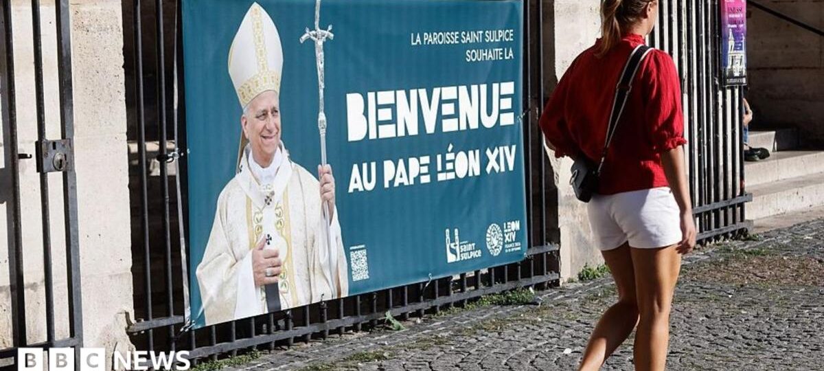 Hundreds of thousands expected in Paris for Pope's visit
