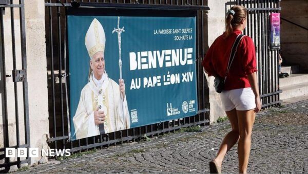 Hundreds of thousands expected in Paris for Pope’s visit