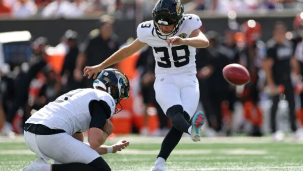Jaguars down Eagles with wild field goal finish in London