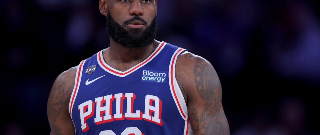 Former NBA star thinks LeBron James was punished for national anthem behavior