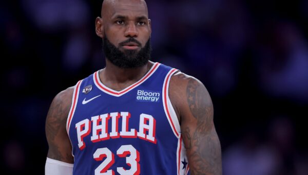 Former NBA star thinks LeBron James was punished for national anthem behavior