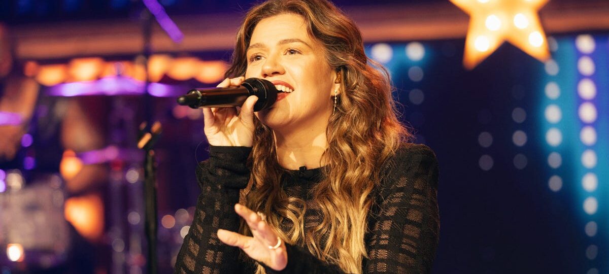 All of the best memes about the Kelly Clarkson drama over a fake bird
