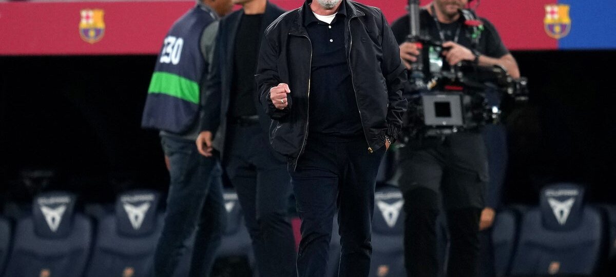 Jose Mourinho produces vintage knee slide after beating Barcelona in El Clasico