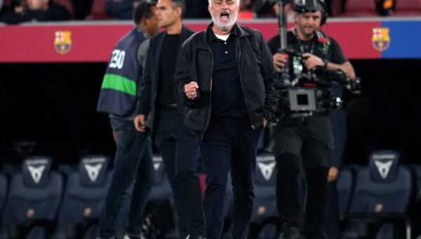 Jose Mourinho produces vintage knee slide after beating Barcelona in El Clasico