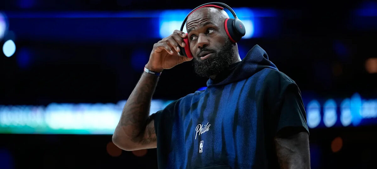 LeBron James tosses chalk, gets 76ers intro for 1st time in Philadelphia in front of roaring fans