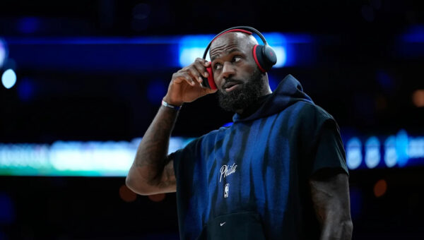 LeBron James tosses chalk, gets 76ers intro for 1st time in Philadelphia in front of roaring fans