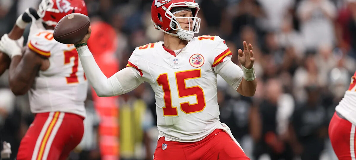 Patrick Mahomes throws for 272 yards in Week 6