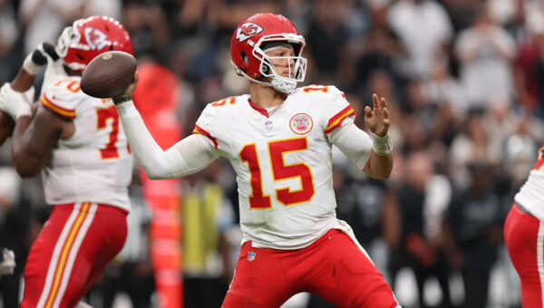 Patrick Mahomes throws for 272 yards in Week 6