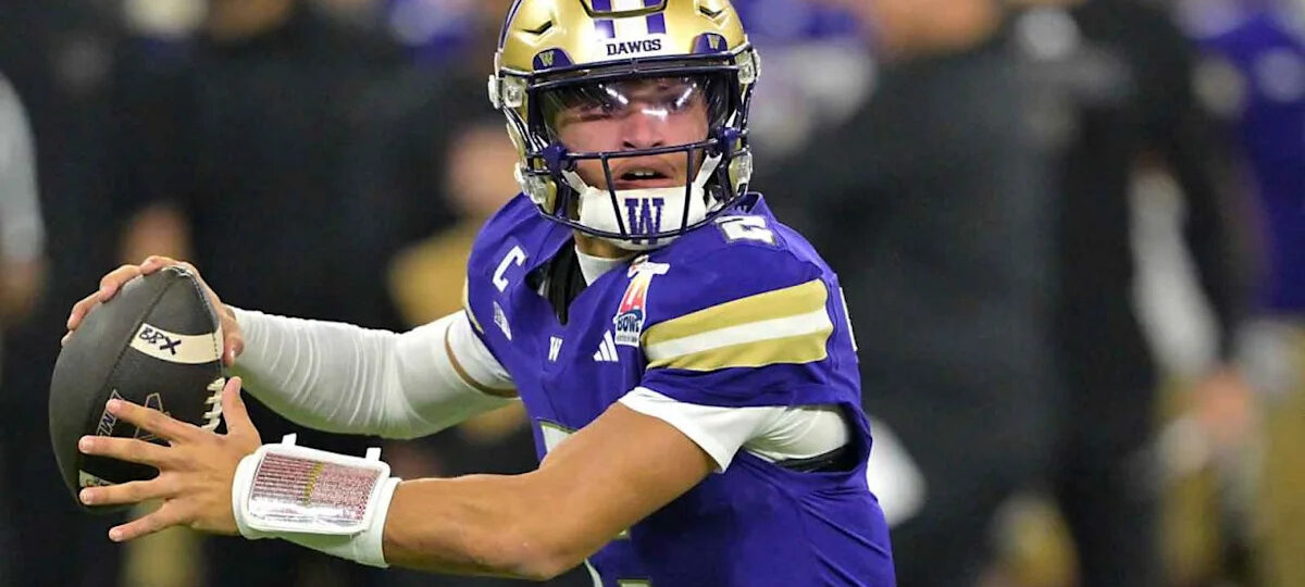Washington quarterback Demond Williams exits Iowa clash with shoulder injury