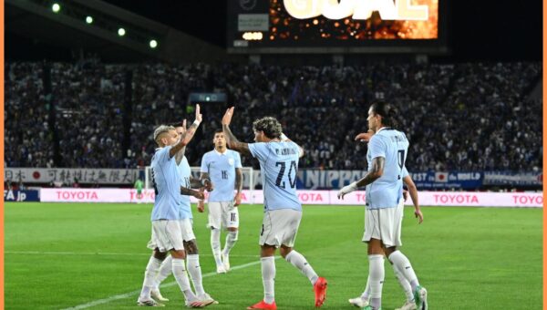 Update on Arsenal & Man United transfer links with versatile wide-man