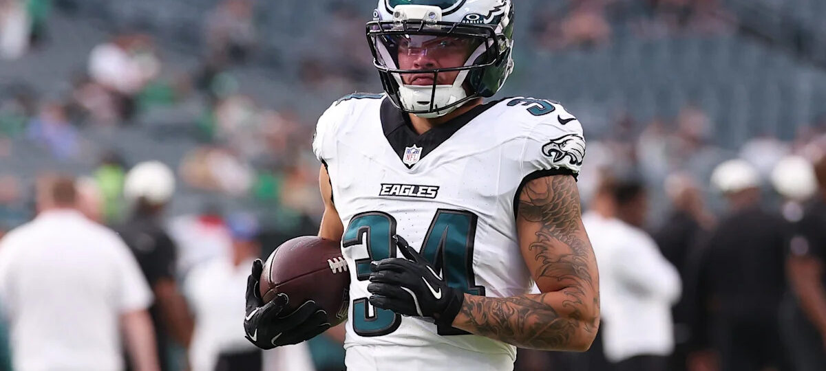 Eagles down to Dameon Pierce, Jaydon Blue after Carson Steele injury