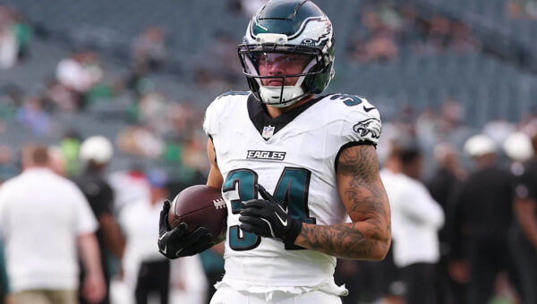 Eagles down to Dameon Pierce, Jaydon Blue after Carson Steele injury