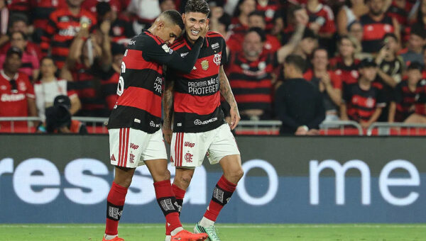 Carrascal scores a beauty, and leaders Flamengo beat Fluminense