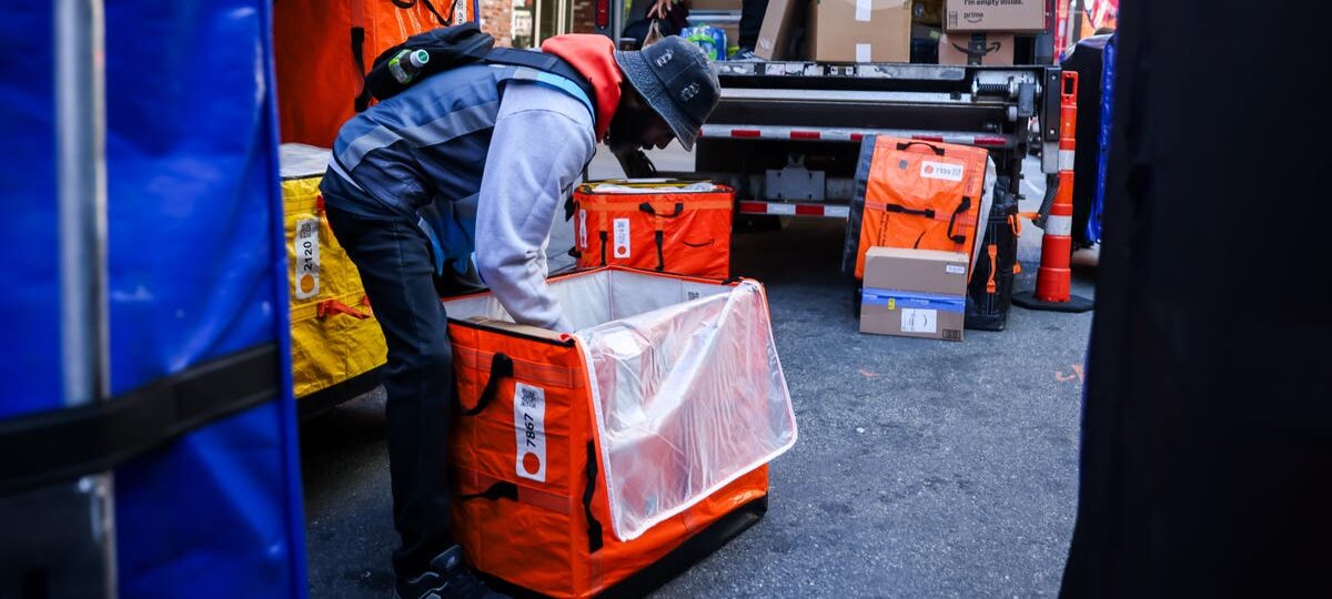 Amazon aims to add 300,000 seasonal workers — and expands health benefits in the new year