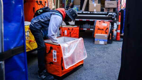 Amazon aims to add 300,000 seasonal workers — and expands health benefits in the new year