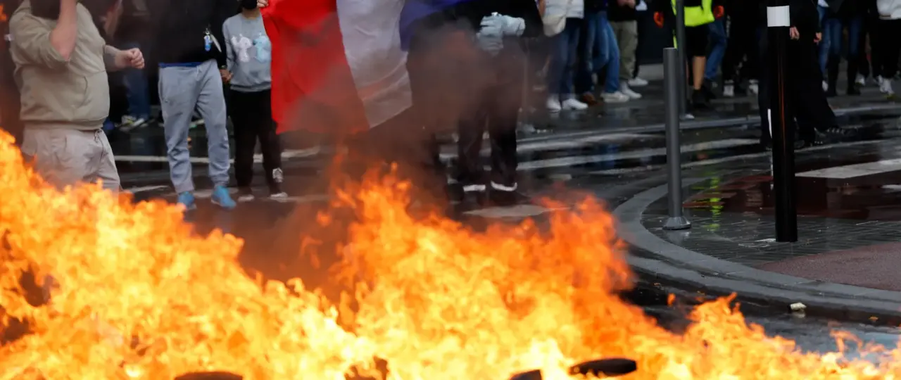 French student protests force closure of 400 high schools