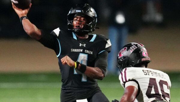 Shadow Creek and quarterback Tavis Coleman end Pearland's 19-game winning streak in regular season