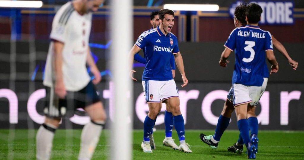 Como follow Man Utd thumping with victory in Serie A