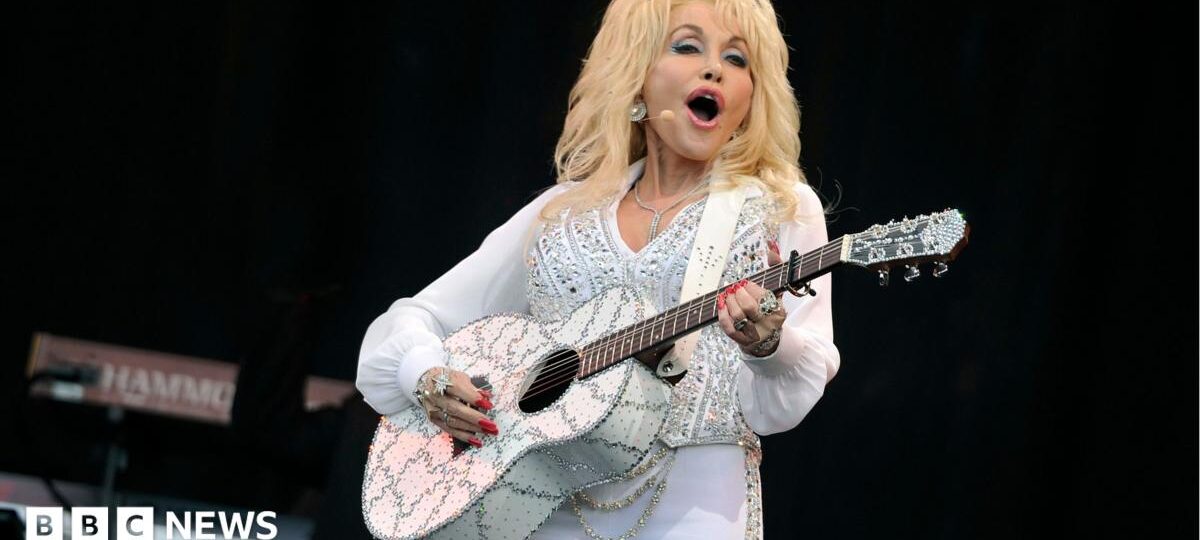 Spotify uploads lyrics for Dolly Parton's Welsh version of Jolene in Irish