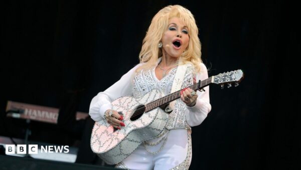 Spotify uploads lyrics for Dolly Parton’s Welsh version of Jolene in Irish
