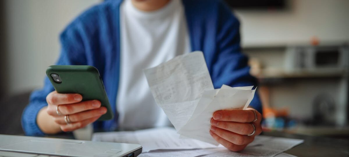 What the rich and poor have in common: They say they're living paycheck to paycheck