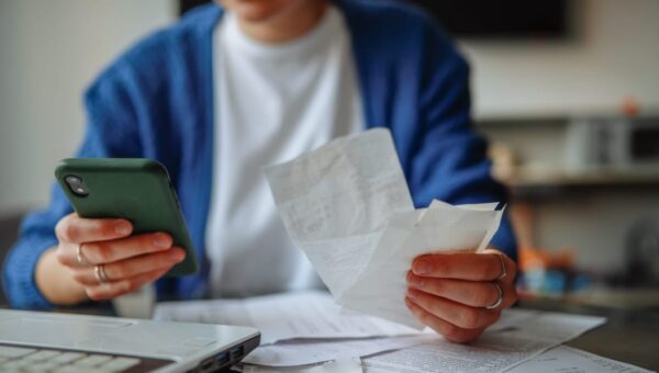 What the rich and poor have in common: They say they’re living paycheck to paycheck