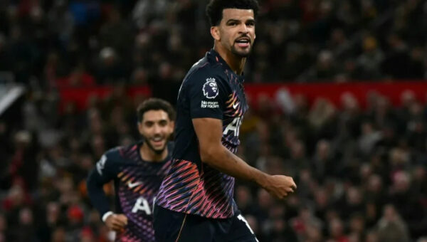 Ten-man Spurs rescue draw at Man Utd, Arsenal survive Leeds scare