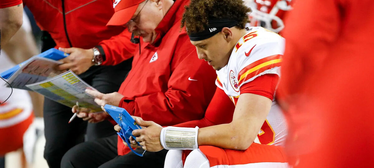 Will Patrick Mahomes play today? Status update for Chiefs QB in Week 7