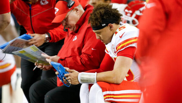 Will Patrick Mahomes play today? Status update for Chiefs QB in Week 7