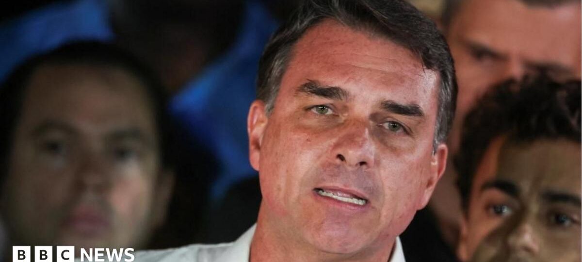 Flávio Bolsonaro's passports cancelled after he fails to surrender them