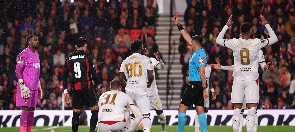 Video: Maignan sent off after Milan goalkeeper shoves Adams in the face