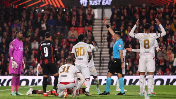 Video: Maignan sent off after Milan goalkeeper shoves Adams in the face