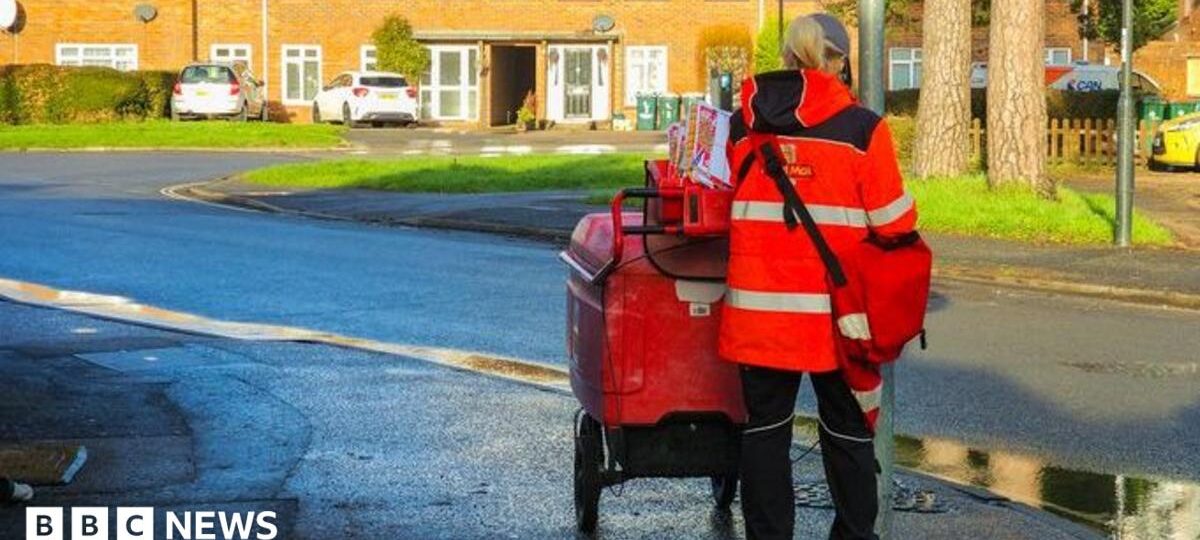 Royal Mail losing 400 postal workers a week, says union