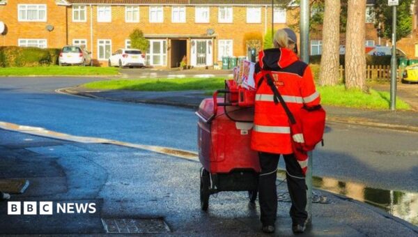 Royal Mail losing 400 postal workers a week, says union