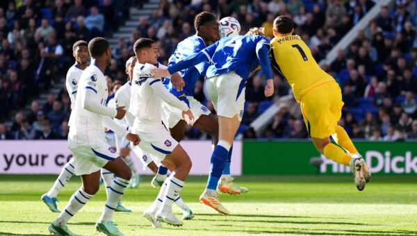 Chelsea goalkeeper Martinez says he’ll be back playing in a few weeks after a head clash