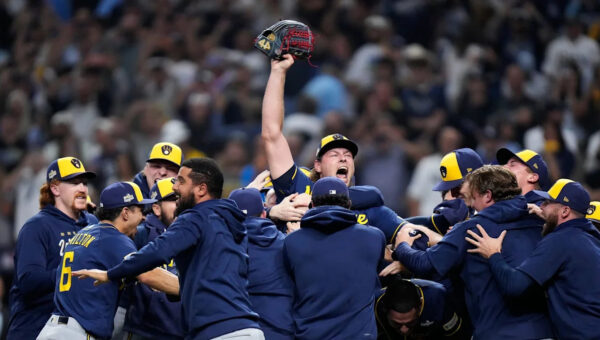 Brewers Steamroll Rays, Win First World Series Title