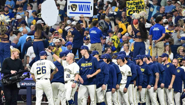 Brewers overcome early deficit to beat Dodgers in NLCS Game 1
