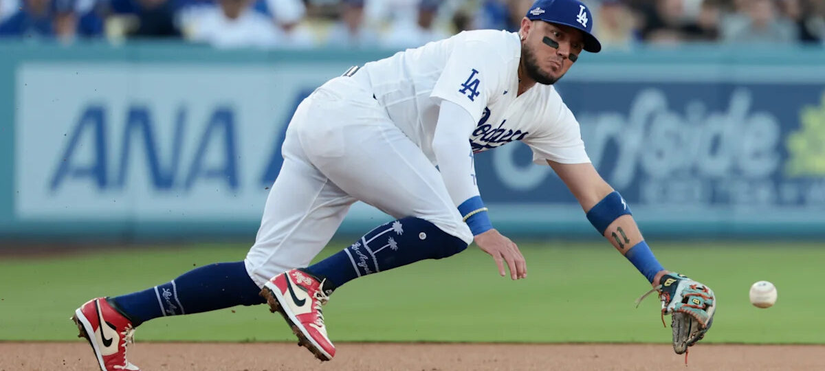 Dodgers veteran Miguel Rojas pulled before first at-bat in final game of 13-year career