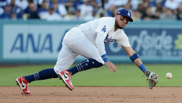 Dodgers veteran Miguel Rojas pulled before first at-bat in final game of 13-year career