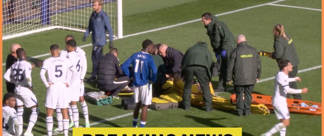 “Some concern” as Chelsea’s Emi Martinez stretchered off & reportedly hospitalised with head injury