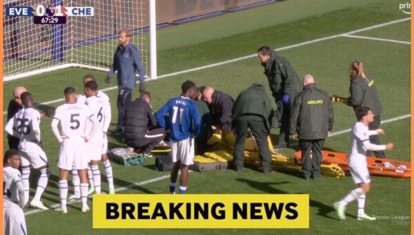 “Some concern” as Chelsea’s Emi Martinez stretchered off & reportedly hospitalised with head injury
