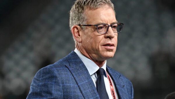 Troy Aikman gets choked up during emotional “Monday Night Football” tribute