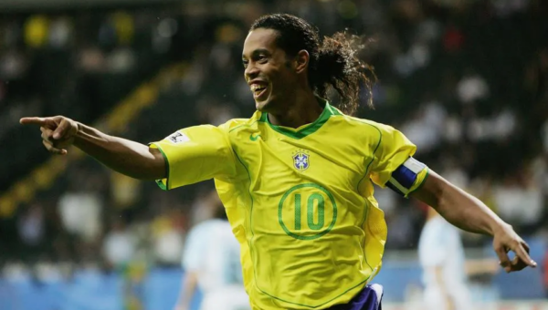 Ronaldinho returns to football with Italian third tier