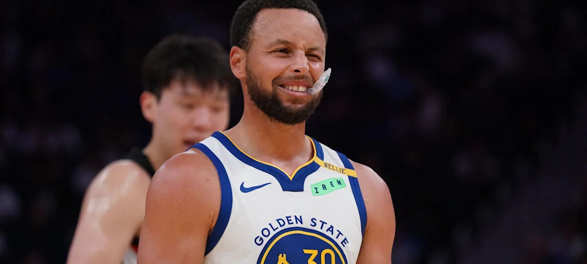 Stephen Curry limps off court at Warriors practice, Kerr says he's 'fine'
